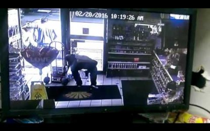 Nocivos y explosivos: momento en que un cigarrillo electrónico estalla en el bolsillo de un hombre