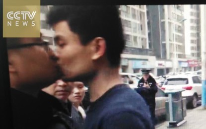 Un beso y un adiós: original manera de provocar a un policía chino