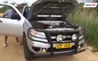 Un hombre encuentra una enorme serpiente ‘durmiendo’ en el motor de su coche y esto sucede