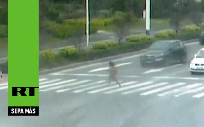 Una mujer es atropellada por dos autos al intentar cruzar con luz roja