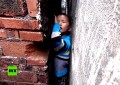 China: El delicado rescate de un niño atrapado entre dos paredes
