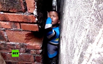 China: El delicado rescate de un niño atrapado entre dos paredes