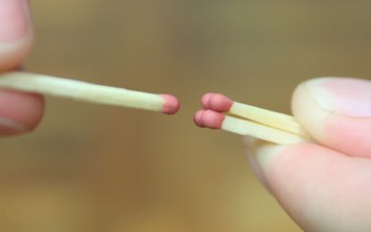 ¿Cómo encender un fósforo si no tienes la caja?