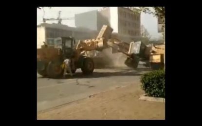 Mientras tanto en China… Dos excavadoras se pelean en plena calle