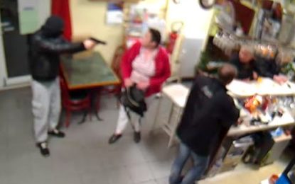 ‘Mujer de armas tomar’: Se enfrenta a un ladrón armado y lo saca a manotazos de su tienda