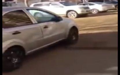 Mujer intentado aparcar deja su coche y 17 más como una parcha