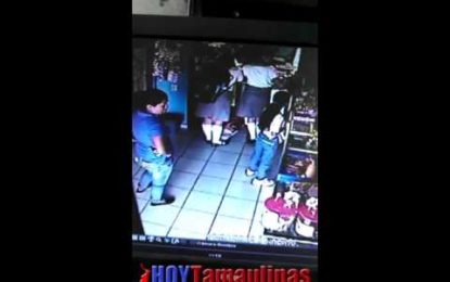 Mujer obliga a su hija a robar un celular [VIDEO]