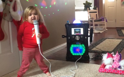 Niña que sufre extraña enfermedad se lució cantando karaoke