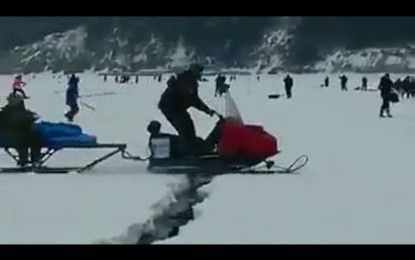 Pescadores huyen a la carrera al agrietarse un lago congelado