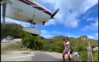 ‘Rozado por la muerte’: Una avioneta casi choca con un turista al aterrizar