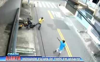 Se salva de morir tiroteado usando su casco como ‘arma’