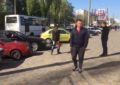 Surrealista: Atisbo de pelea, hombre con una sierra eléctrica y un auto en reversa fuera de control