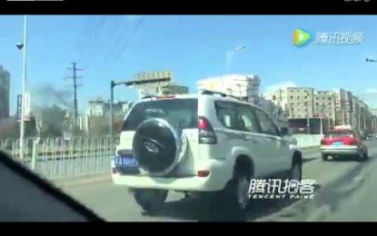 Un chino desafía la gravedad transportando una montaña de cajas en una pequeña moto