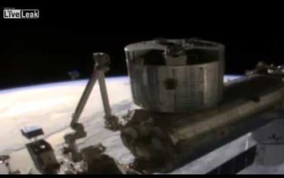 ¿Un ovni junto a la EEI? Un raro objeto ‘se cuela’ en una retransmisión en vivo de la NASA