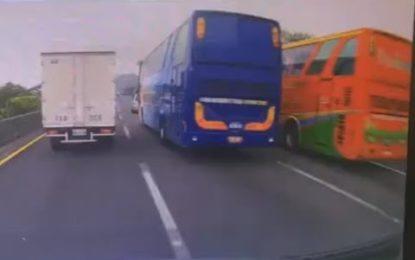 ¡Vaya irresponsabilidad del conductor!: un bus se empotra a alta velocidad en un muro