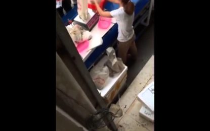 Vendedora cambia la bolsa de cliente a la hora del pago [VIDEO]