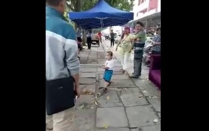 Viral: un niño chino armado con un tubo de acero protege a su abuela de agentes estatales
