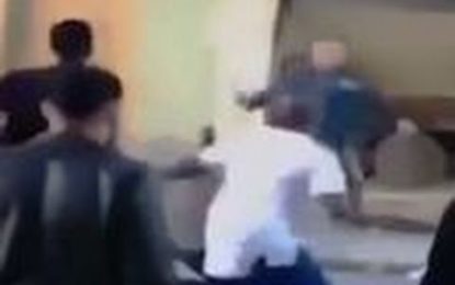 50 contra 1: El propietario de un restaurante enfrenta armado con un cuchillo a una muchedumbre