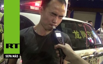 Curioso intento de un conductor chino para engañar a la Policía