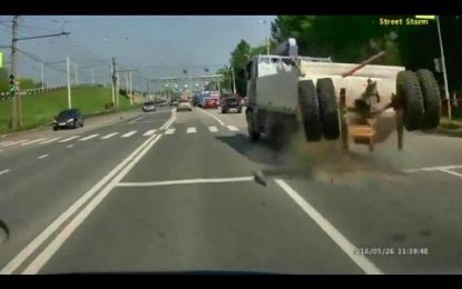 Dramático momento en que un conductor esquiva las ruedas de un camión