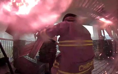 Fuego ‘desde dentro’: dramático intento de los bomberos de salvar una casa de un incendio