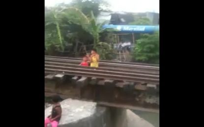 Niños juegan en las vías férreas y mira qué sucede cuando llega un tren