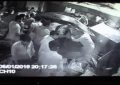 Se estrella contra un restaurante a toda velocidad y lo ataca una multitud