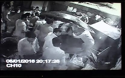 Se estrella contra un restaurante a toda velocidad y lo ataca una multitud