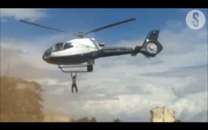 Un hombre intenta ver un cadáver, queda colgado del helicóptero y se cae de gran altura