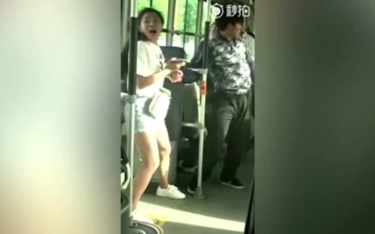 Una diminuta china le da una lección a un ladrón en el autobús