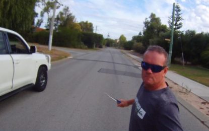 Duelo en la carretera: un conductor ataca a un ciclista con un cuchillo
