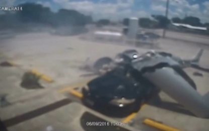 Impactante video: Publican el momento exacto en que una avioneta se estrella contra un coche