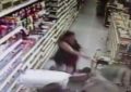 Instinto materno: una mujer impide el secuestro de su hija en un supermercado