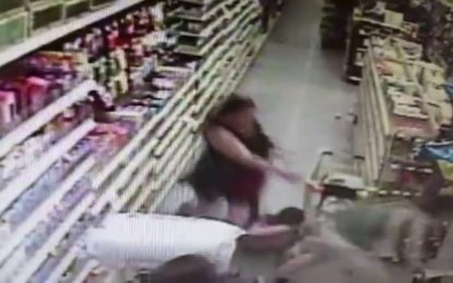 Instinto materno: una mujer impide el secuestro de su hija en un supermercado