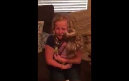 La conmovedora reacción de una niña cuando le regalan una muñeca con prótesis como la suya