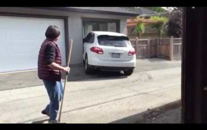 La manera menos correcta para parquear un Porsche