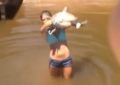 Buceaba en un lago cuando un pez “se tragó” su brazo [VIDEO]