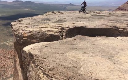 Un ciclista, a punto de caer al vacío de la forma más tonta