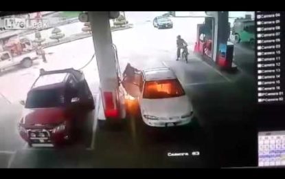 Un niño juega con un mechero en una gasolinera, incendia un coche y termina en el hospital