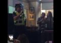 Un policía llega a un bar a parar una pelea y termina cantando a todo pulmón