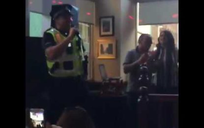 Un policía llega a un bar a parar una pelea y termina cantando a todo pulmón