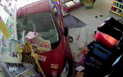 Una anciana ebria termina con su auto dentro de una tienda y casi mata a un niño