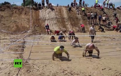 Una curiosa carrera de obstáculos sobre el lodo en España