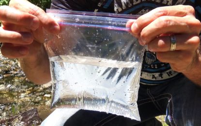 ¿Cómo hacer una fogata con una bolsa de plástico llena de agua?