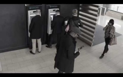 ¡Cuidado con la chica!: Con este método los ladrones vacían tarjetas en los cajeros