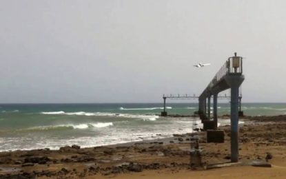 Espectacular aterrizaje: un avión pasa a pocos metros de una playa en España