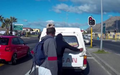 Graban un descarado robo a plena luz del día en un cruce peatonal