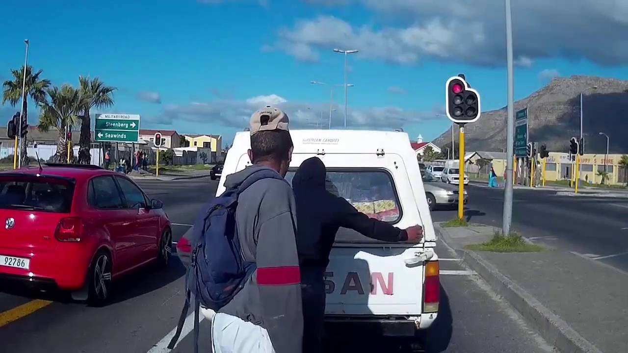 Graban un descarado robo a plena luz del día en un cruce peatonal ...