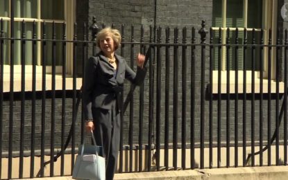 La nueva primera ministra británica se ‘pierde’ buscando el coche oficial que la esperaba