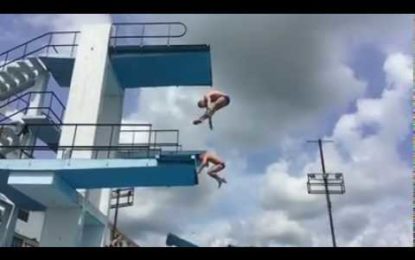 La plataforma de un trampolín colapsa durante un salto olímpico sincronizado